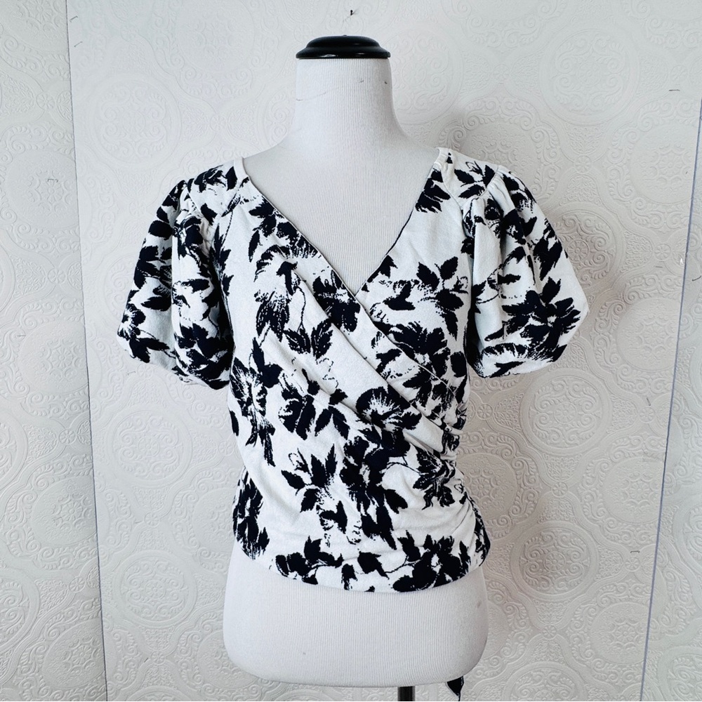 CLUB MONACO Knit Top Size Medium White Black Floral Wrap Balloon Short Sleeves - Picture 4 of 5